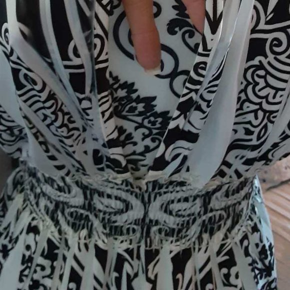 Elegant Black and White Patterned Dress - Picture 6 of 10